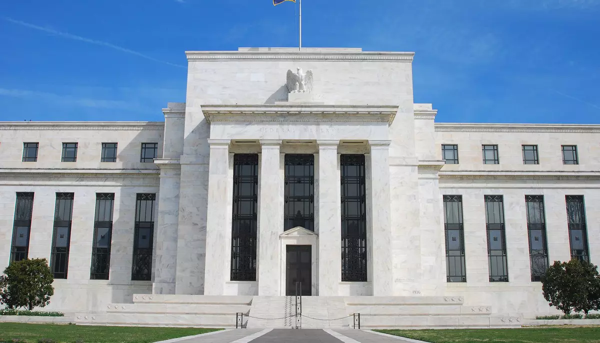 Fed ar putea tăia dobânzile abia în decembrie 2026. Petrolul scump schimbă calculele bancherilor