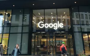 Alphabet reorganizează conducerea diviziei de inteligență artificială de la Google. Acțiunile grupului scad cu 4% după plecarea mai multor specialiști de top