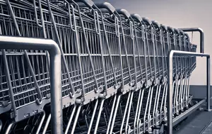 Retailul scade cu 5,6% în șase luni. Frâna consumului lovește PIB-ul, dar repară deficitele