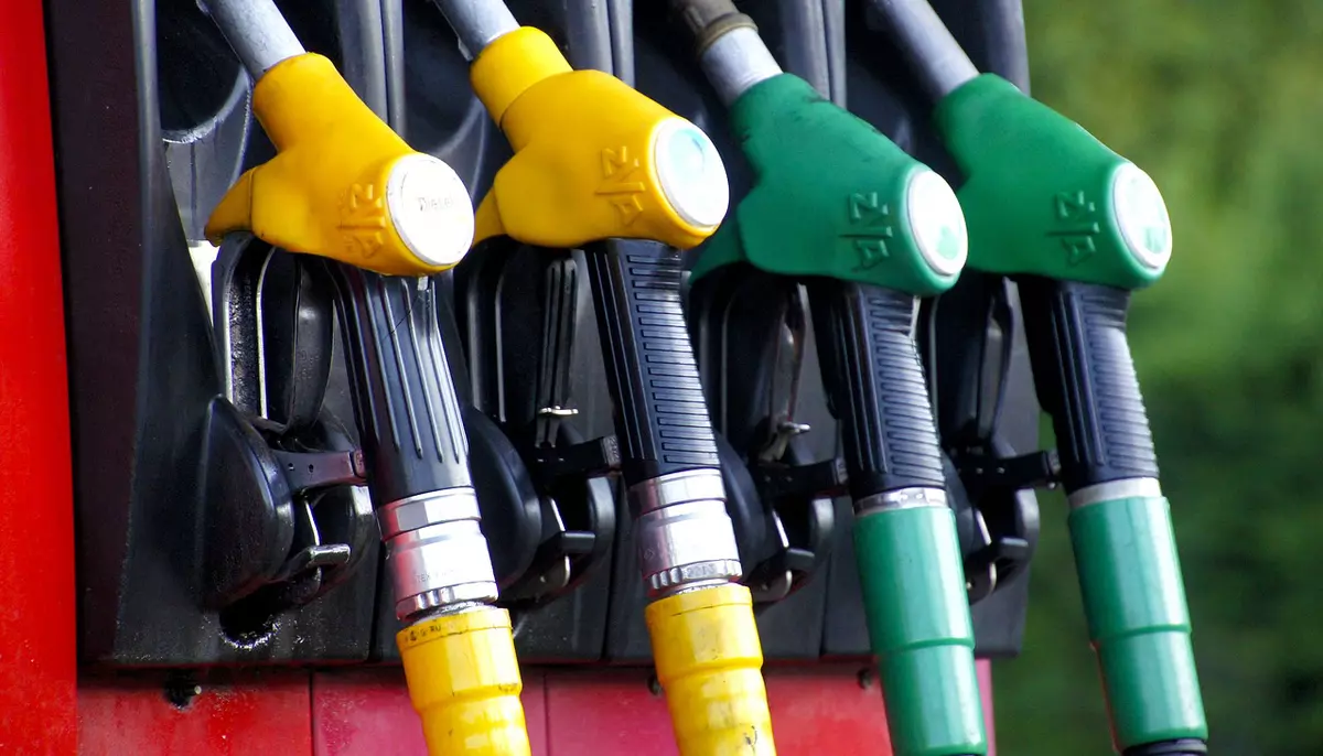 Când petrolul devine mai ieftin, carburanții se scumpesc în România. De ce cresc prețurile la pompă în țara noastră