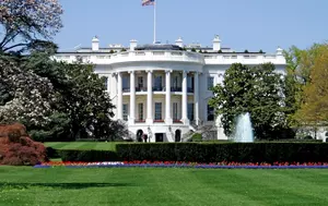 Termenul stabilit de administrația Trump pentru noile reguli privind inteligența artificială expiră astăzi. Disputa privind reglementarea se intensifică