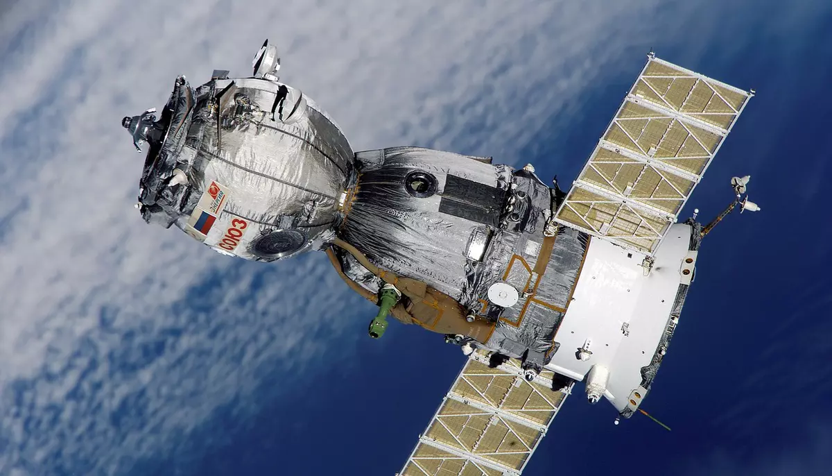 SpaceX vrea să mute centrele de date în spațiu. Planurile prevăd lansarea unei galaxii de sateliți de calcul