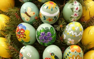 Cum vopsești ouăle de Paște natural. Metode simple, fără coloranți artificiali