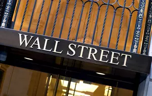 Wall Street scade ușor după recordul S&P 500. Vânzările slabe și petrolul mai scump sporesc temerile privind economia SUA