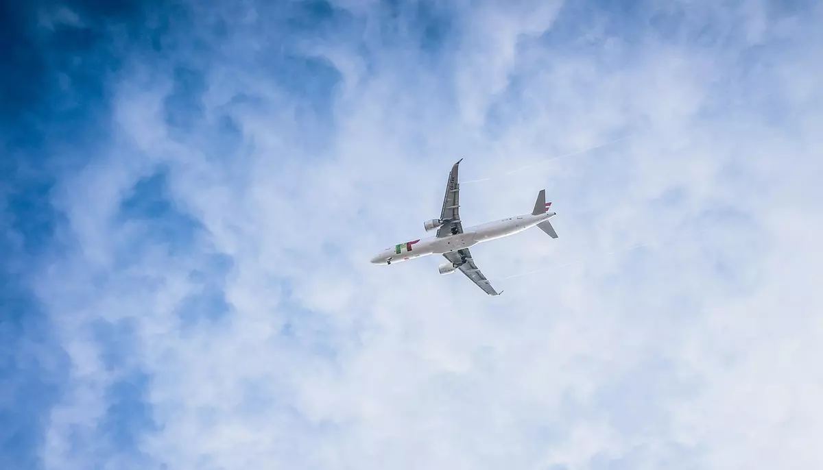 Companiile aeriene nu se grăbesc să ieftinească biletele după acordul SUA-Iran. Tarifele rămân ridicate