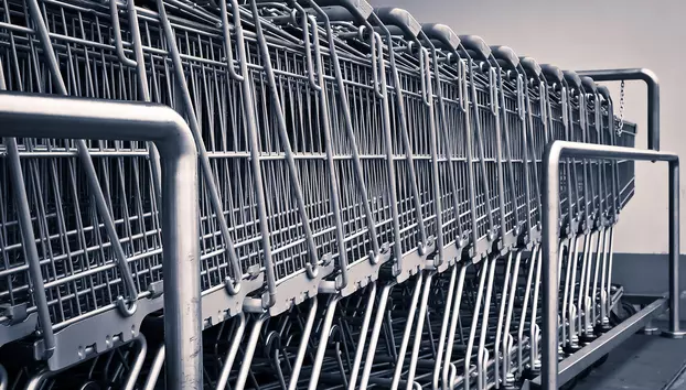 Retailul scade cu 5,6% în șase luni. Frâna consumului lovește PIB-ul, dar repară deficitele
