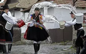 Obiceiul stropitului fetelor definește Paștele în Ardeal. Tradiția unește comunitățile locale