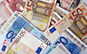Moțiunea pune presiune pe moneda națională. Euro urcă oficial la 5,1998 lei cu o zi înainte de votul din Parlament