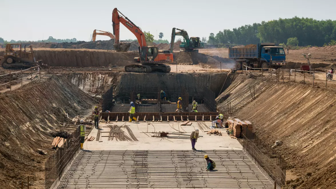 Piața construcțiilor a crescut cu aproape 12% în primele patru luni din 2026. Specialiștii avertizează asupra costurilor ascunse din ofertele pentru case