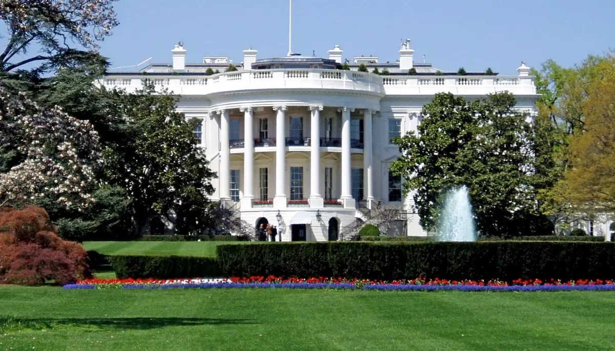 Termenul stabilit de administrația Trump pentru noile reguli privind inteligența artificială expiră astăzi. Disputa privind reglementarea se intensifică