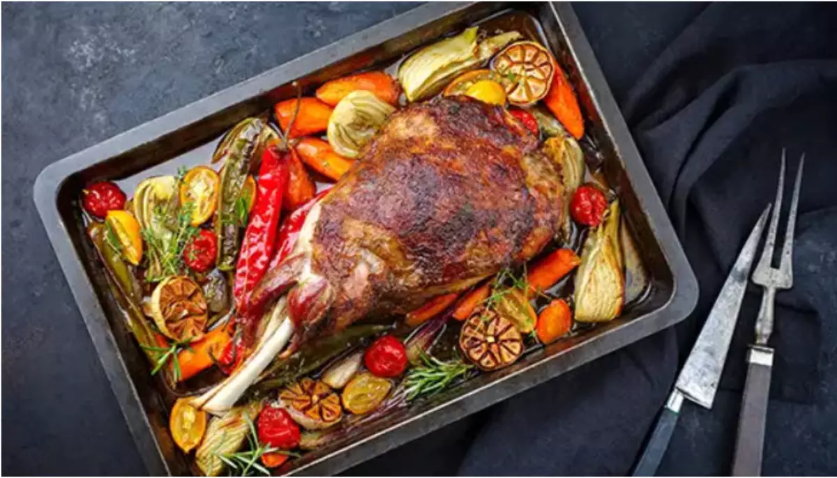 Ce mâncăm de Paște? Friptură de miel tradițională, fără sosuri și fandoseli, lăsată la marinat și la cuptor pe îndelete