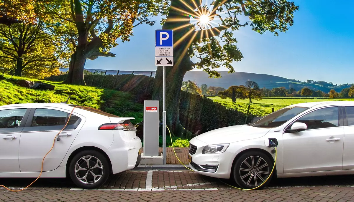 Mașină electrică, hibridă sau pe benzină? Trei modele cu prețuri similare au parcurs peste 1.100 de kilometri