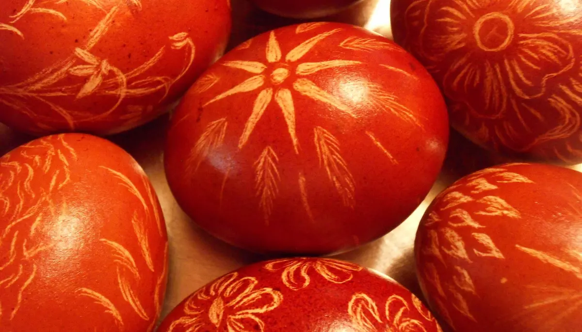 De ce se ciocnesc ouăle roșii? Povestea unui ritual mai vechi decât creștinismul