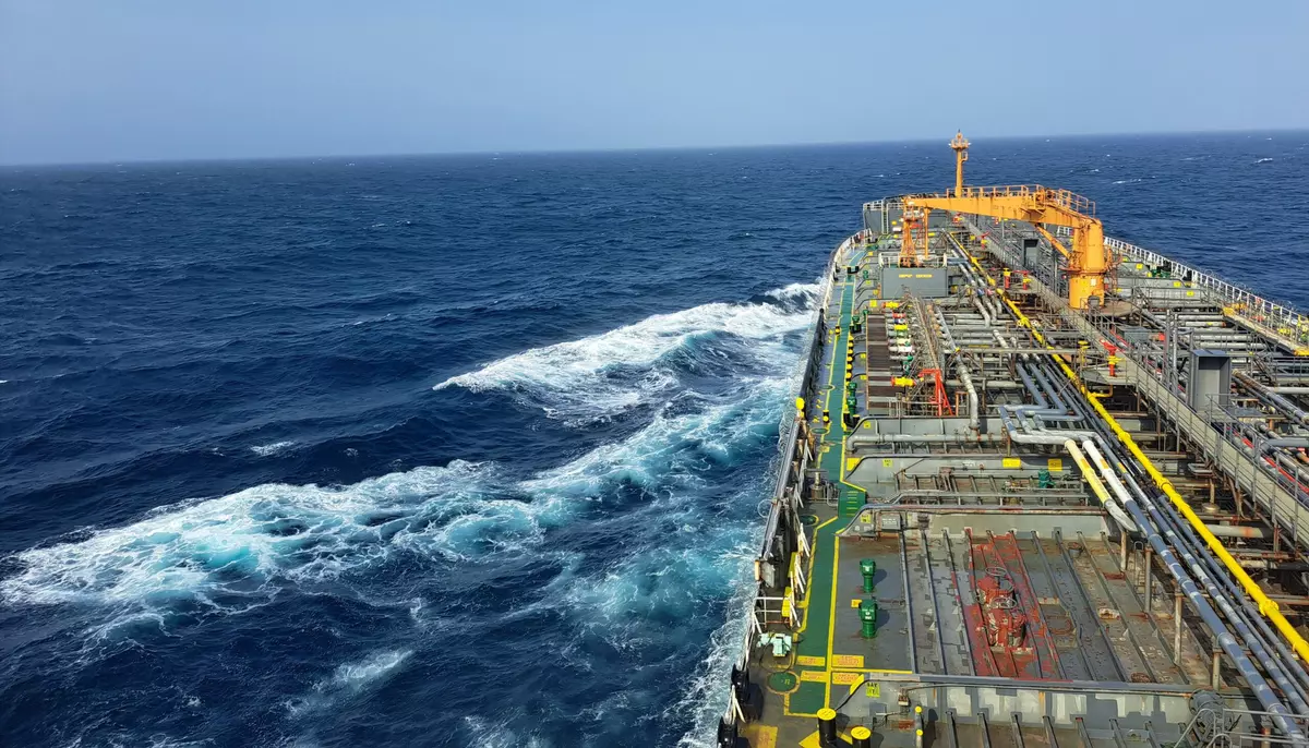 Petrolul încheie iulie cu un avans de aproape 20%. Fluxurile prin Hormuz temperează prețul