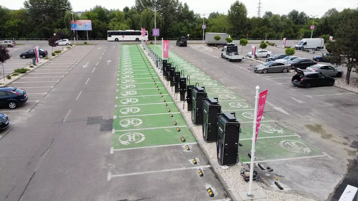 Parcarea rămâne gratuită. Șoferii de mașini electrice mai sunt scutiți de plată până în 2027