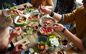 A doua zi de Paște: tradițiile care încă mai țin comunitățile unite