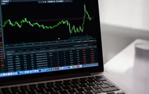 Piețele financiare emit din nou semnale de criză. Datoriile record, creșterea prețului petrolului și îndoielile privind boomul AI amplifică riscurile 