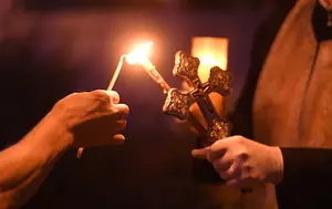 Semnificația mersului la Înviere și a luminii sfinte în tradiția creștină