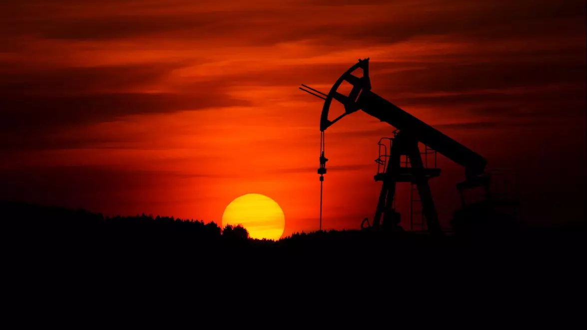 Petrolul se îndreaptă spre un câștig săptămânal de 6%. Ormuz ține piața între frica de război și speranța diplomației