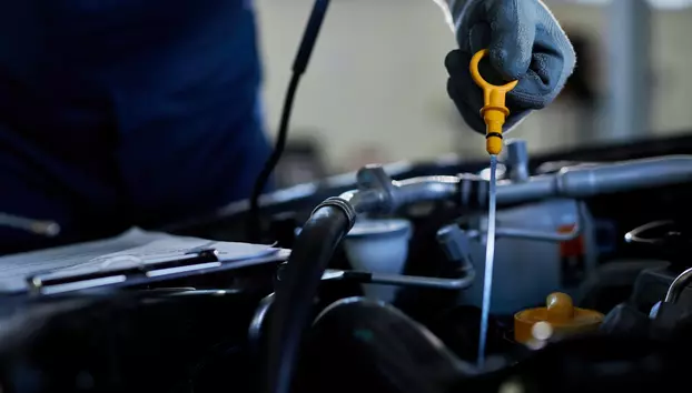 Marii producători auto schimbă formulele uleiurilor de motor, pentru a evita o criză. Materia primă s-a scumpit de aproape trei ori