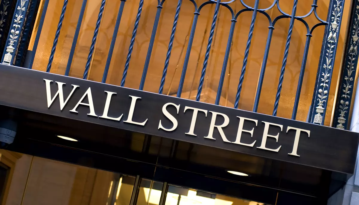 Wall Street scade ușor după recordul S&P 500. Vânzările slabe și petrolul mai scump sporesc temerile privind economia SUA