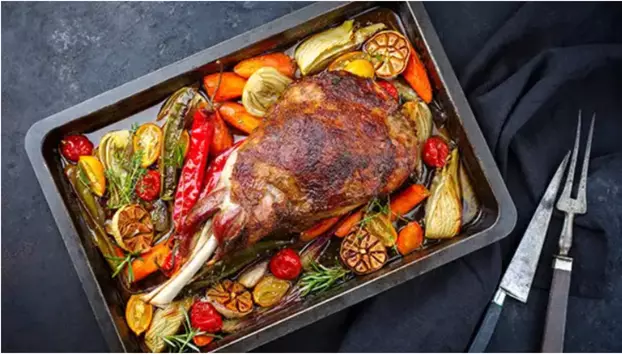 Ce mâncăm de Paște? Friptură de miel tradițională, fără sosuri și fandoseli, lăsată la marinat și la cuptor pe îndelete