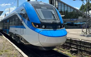 Primul tren chinezesc din România intră de mâine în circulație. Va efectua zilnic curse între București și Brașov