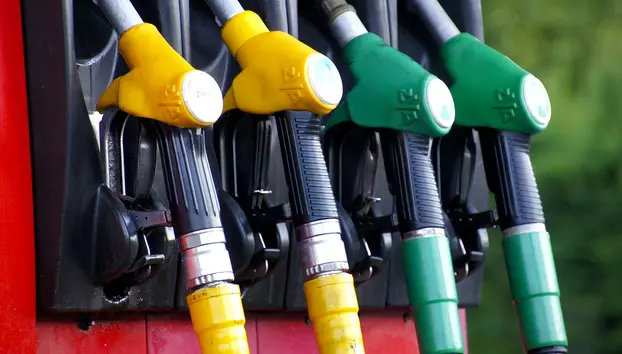Când petrolul devine mai ieftin, carburanții se scumpesc în România. De ce cresc prețurile la pompă în țara noastră
