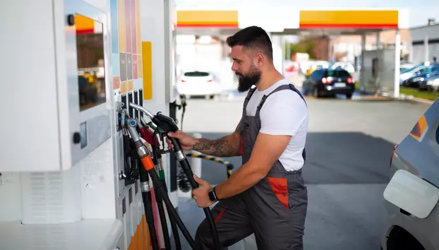 Motorina se scumpește înainte de reducerea accizei. Prețul ar putea coborî cu până la 68 de bani din 16 august