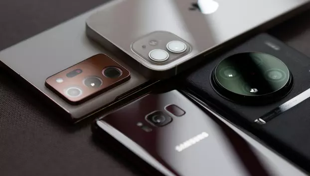Livrările globale de smartphone-uri au coborât la minimul ultimilor 13 ani. Criza cipurilor de memorie influențează prețurile