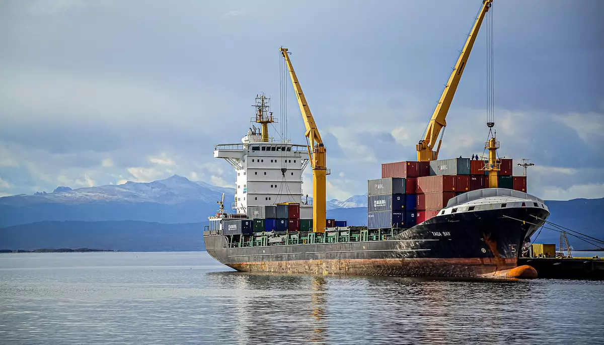 Transportul maritim mondial, blocat între conflicte și criza climatică. Tarifele au crescut cu 140% din februarie