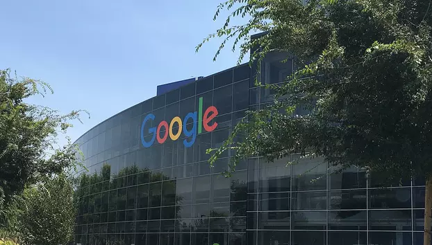Alphabet depășește estimările de venituri în T2. Investițiile pentru AI urcă la 205 miliarde de dolari