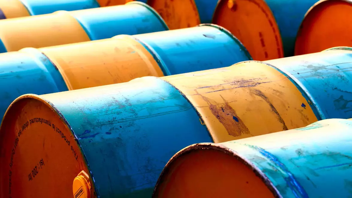 Petrolul urcă ușor după ce navele tranzitează din nou strâmtoarea Ormuz. Piața testează cât de solidă este pacea din Golf, în jurul a 70 dolari/baril