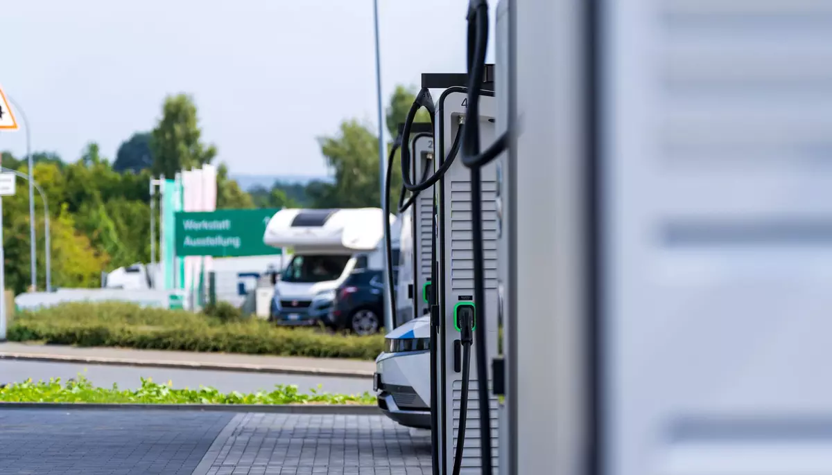România se apropie de pragul de 70.000 de vehicule electrice. Avem unde să le încărcăm?