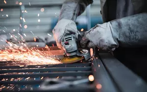 Afacerile din industrie scad cu 7,2% într-o lună. Comenzile noi arată că frânarea poate continua