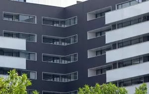 Se află România într-o bulă imobiliară? Tranzacțiile au scăzut cu peste 5%, dar prețurile locuințelor rămân ridicate