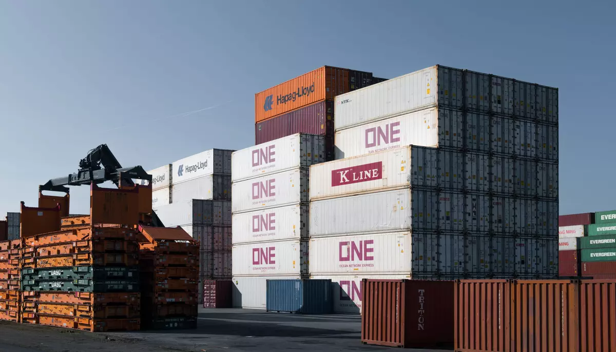 Deficitul comercial scade cu 6,2%, dar rămâne la 13,5 miliarde euro. România importă încă mult peste cât exportă