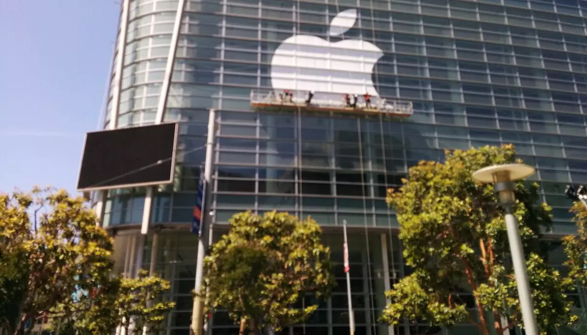 Apple acuză OpenAI de folosirea unor informații interne. Miza este controlul viitorului dispozitivelor AI