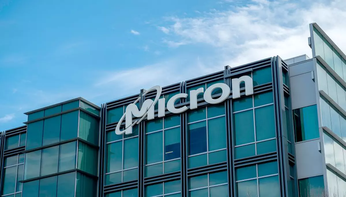 Deutsche Bank ridică ținta de preț pentru acțiunile Micron. Estimarea ajunge la 1.550 de dolari pe acțiune după rezultate peste așteptări 