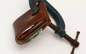 Inflația scade la 10,42%, dar rămâne prea mare pentru relaxarea economiei. România intră în ajustare cu bani scumpi și economie slabă