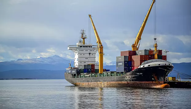 Transportul maritim mondial, blocat între conflicte și criza climatică. Tarifele au crescut cu 140% din februarie