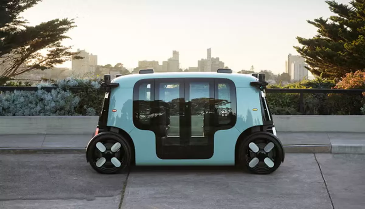 Robotaxiurile Amazon, fără volan și pedale, au ajuns pe străzi. Zoox începe să taxeze cursele
