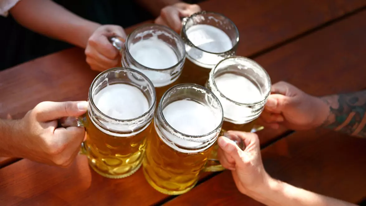Piața berii scade la minimul ultimilor 20 de ani. Acciza majorată cu 55% taie consumul și încasările