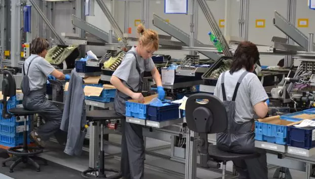 Industria urcă cu 9,3% de la o lună la alta în februarie 2026. Față de anul trecut, producția rămâne însă cu 1,8% mai jos