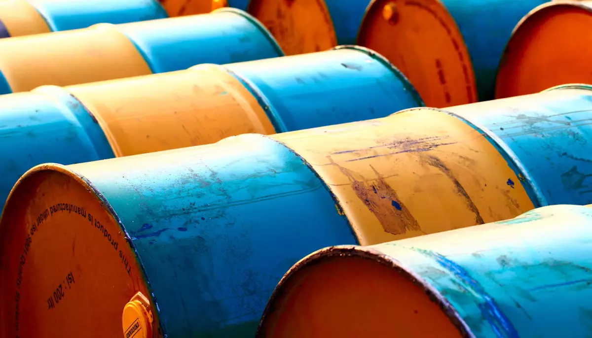 Petrolul urcă ușor după ce navele tranzitează din nou strâmtoarea Ormuz. Piața testează cât de solidă este pacea din Golf, în jurul a 70 dolari/baril