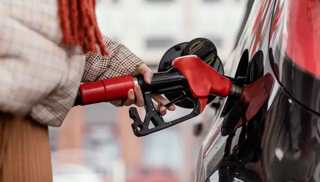 Mișcări noi pe piața carburanților. Mai multe companii petroliere reduc prețul motorinei cu până la 15 bani