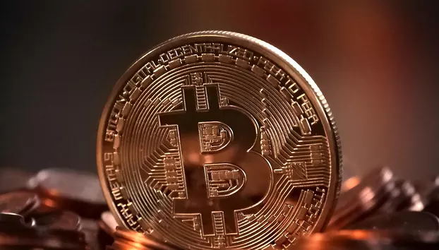 Bitcoin trece de 65.000 de dolari. Ether urcă 3% spre 1.950 de dolari