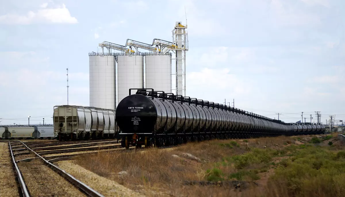 Scăderea prețului petrolului reaprinde temerile privind un excedent global. China are rolul principal în reechilibrarea pieței