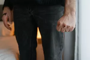 EXCLUSIV | Mărturie cutremurătoare a unei mame din Iași: copilul ei de 11 ani a fost bătut până aproape de moarte de concubin. „Îi spunea că, dacă nu ...