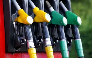 Când petrolul devine mai ieftin, carburanții se scumpesc în România. De ce cresc prețurile la pompă în țara noastră